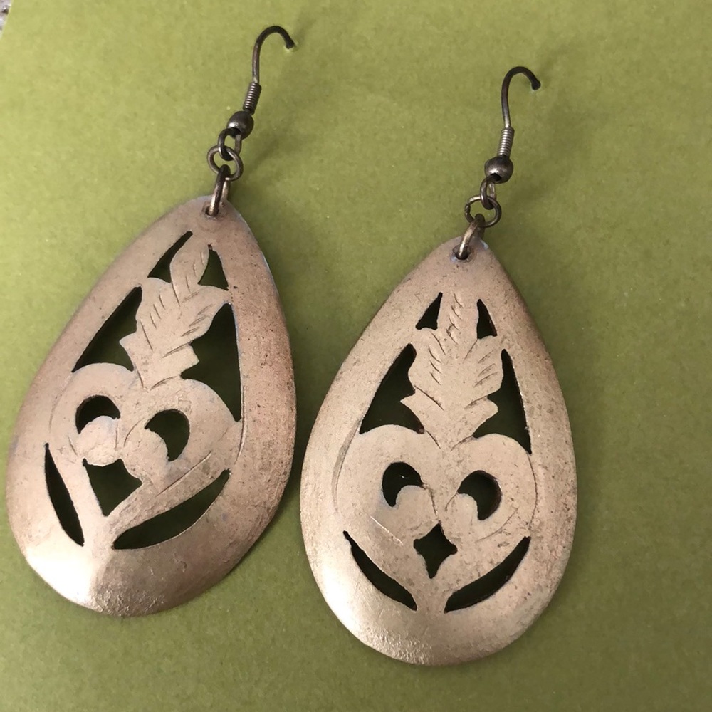 Charlotte Russe gold oval statement earrings - Picture 2 of 7